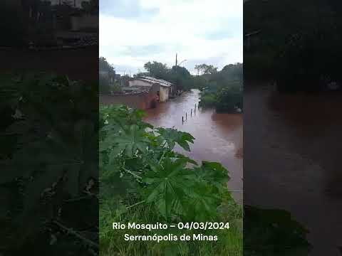 Serranópolis de Minas teve chuva de 150 milímetros no domingo e rio Mosquito transborda e inunda