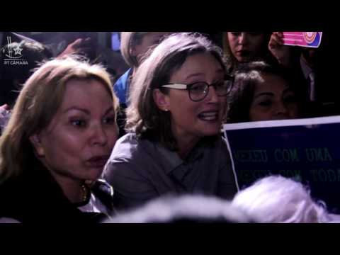 Deputadas e senadoras protestam contra a cultura do estupro