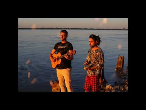 Con las manos abiertas. Cumpa.