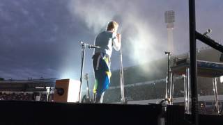Chris Martin performing Känn ingen sorg by Håkan Hellström #ColdplayGothenburg - June 26 | C-Stage