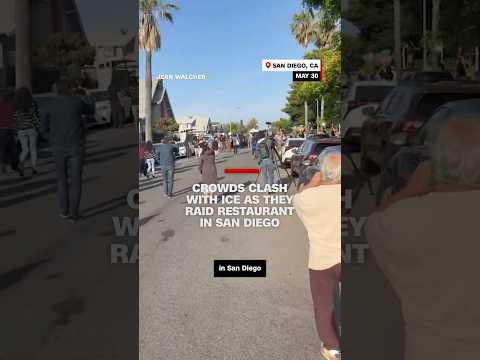 人群與移民及海關執法局在聖地亞哥突襲餐廳時發生衝突 (Crowds clash with ICE as they raid restaurant in San Diego)