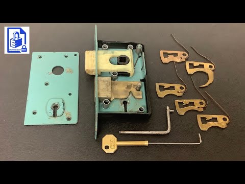634. Old vintage Chubb Blue Flash 5 lever mortice sash lock with monitor lever picked and gutted