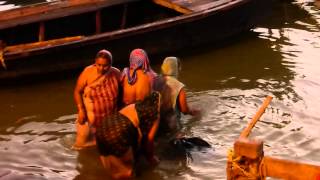 preview picture of video 'Inde 2014 : Varanasi : Lever de soleil sur les ghats 2'