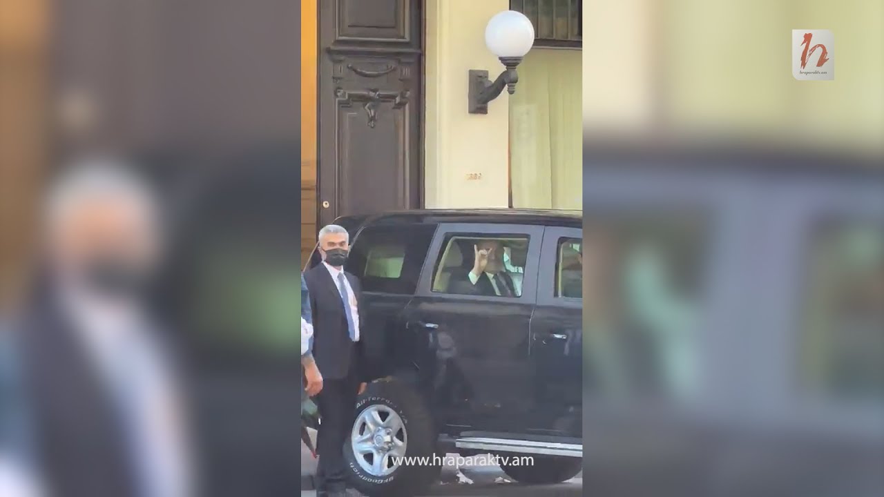 Չավուշօղլուն Ցեղասպանության զոհերի ժառանգներին ձեռքով Գորշ գայլերի նշանն է ցույց տվել