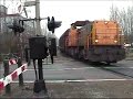 Railion 6424 in Groningen met goederentrein 18-11-2002 Op de spoorwegovergang van de Friessestraatweg in Groningen (vlak bij de oude Coop) komt de 6424 voorbij uit Eemshaven / Roodeschool met de trein richting Onnen.
18-11-2002 11:14
On 18-11-2002 the diesel engine 6424 from Railion is passing the crossing at the Friessestraatweg in Groningen with a freight train from Eemshaven / Roodeschool to Onnen.