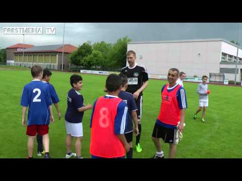 Per Mertesacker kickt mit den Kinder seiner Stiftung "Sport als Chance" beim Garbsener SC