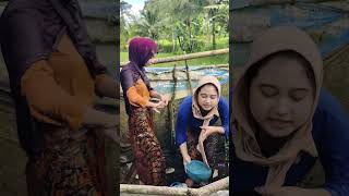 Download lagu village girl bathing with her friend #villagegirl mp3
