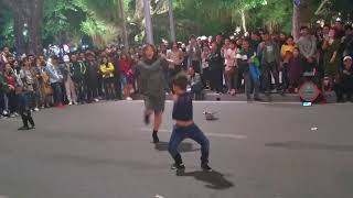 Khán giả hot girl nhảy cùng dancer đường phố