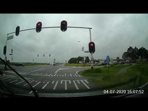 Vreemd stoplicht, middelvinger door meisjes en voorrangsituatie (Nieuwerkerk, Zeeland) #Dashcam