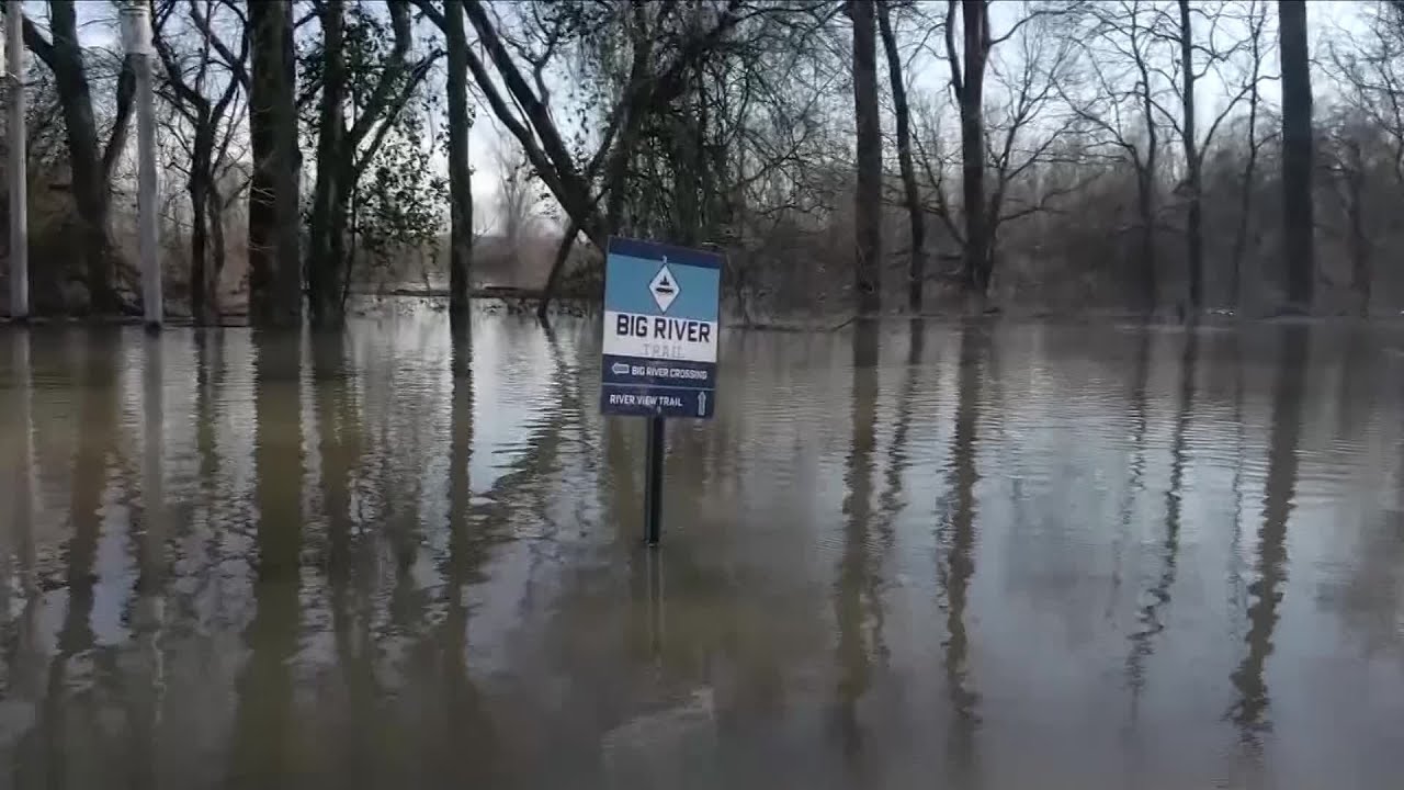 Mississippi River enters moderate flood stage, expected to crest among record high levels next week
