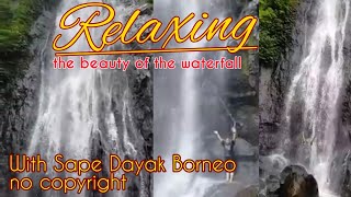 Download lagu Keindahan air terjun di alam ku diiringi sape Dayak Borneo merdu menyentuh hati mp3