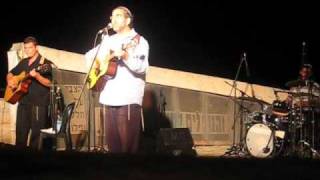 Benyamin Steinberg-Carlebach's Le'mikdashech Tuv-Klezmer Festival Safed 2009 (הזמר והיוצר בנימין שטיינברג) - התמונה מוצגת ישירות מתוך אתר האינטרנט יוטיוב. זכויות היוצרים בתמונה שייכות ליוצרה. קישור קרדיט למקור התוכן נמצא בתוך דף הסרטון