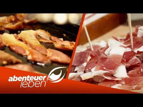 Meat Duel: Bacon vs. Speck! Which tastes better? | Abenteuer Leben | kabel eins
