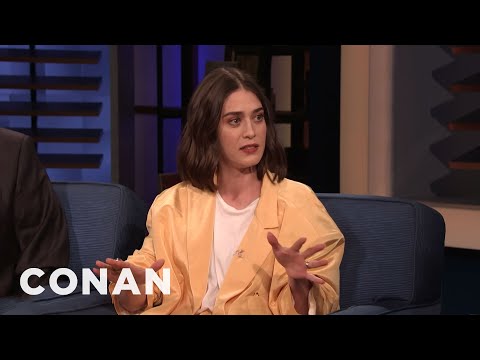Lizzy Caplan在馬薩諸塞州農村的伊麗莎白-沃倫Cosplayers上 - CONAN on TBS (Lizzy Caplan On Elizabeth Warren Cosplayers In Rural Massachusetts - CONAN on TBS)