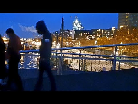 Passarelle  Simoen  de Beauvais, Paris France  by night .