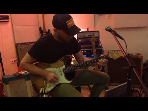 JOEY LANDRETH trying out GOSIA STONECASTER