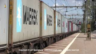 preview picture of video 'SJ Rc3 1058 with freight / container train at Laxå, Sweden'