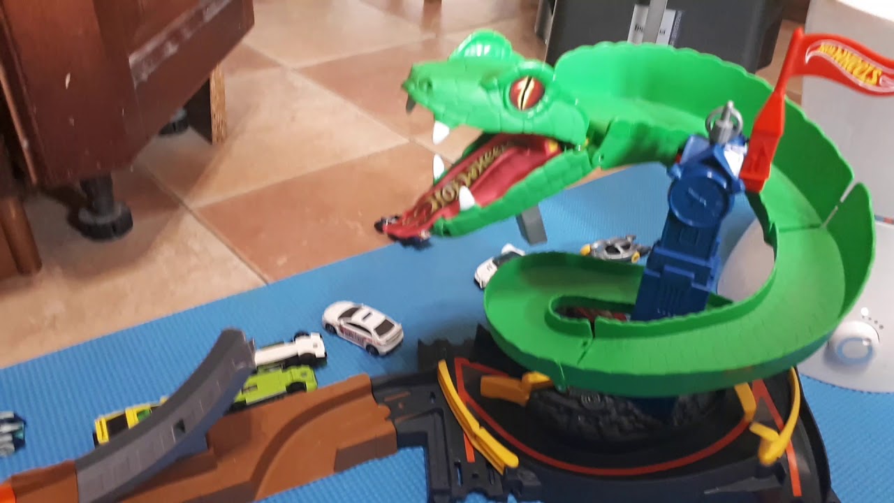 Mattel Hot Wheels Сити Игровой набор Бросок Кобры FNB20