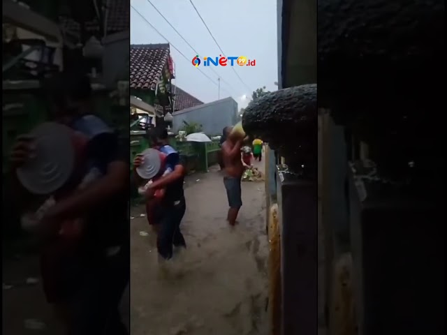 Gudang Surya Toserba Cirebon Jebol Oleh Banjir