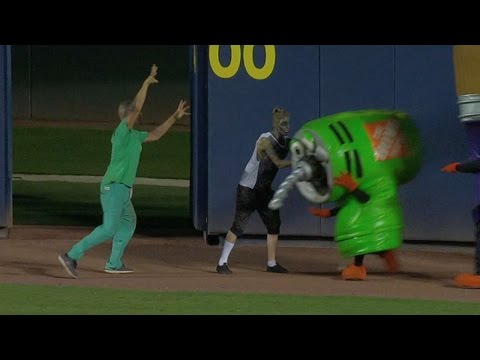 COL@ATL: Zombies attack drill during race