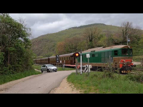 Passaggio a livello Cittaducale (RI) con treno storico// level crossing with historic train