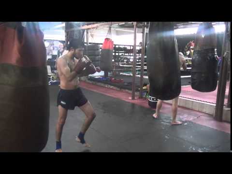 ムエタイ練習風景、　ローキック