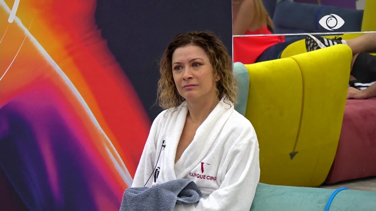 Situata që rrallëkush i ka përjetuar si ajo, Egla sheh një pjesë të rrugëtimit të saj në shtëpi përmes fotove