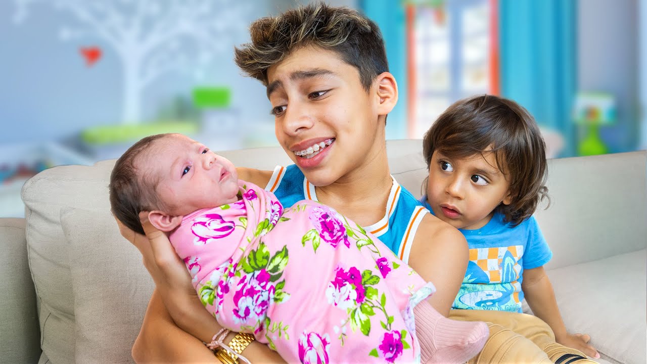 Watch Deseneaz? Un Ciorchine Scrie Animalele Marine întâlnite De Copil Now Brothers Meet Baby Sister for the First Time!