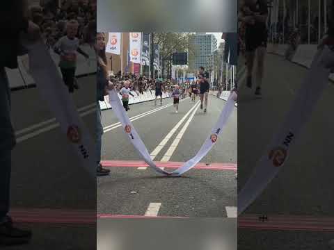 ليه رفعوا الشريط للعدّاء اللي ورا؟ 😳🏃‍♀️