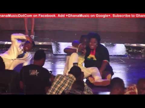 Okyeame Kwame & Amanda - fall on stage at Ghana Meets Naija 2013 | GhanaMusic.com Video