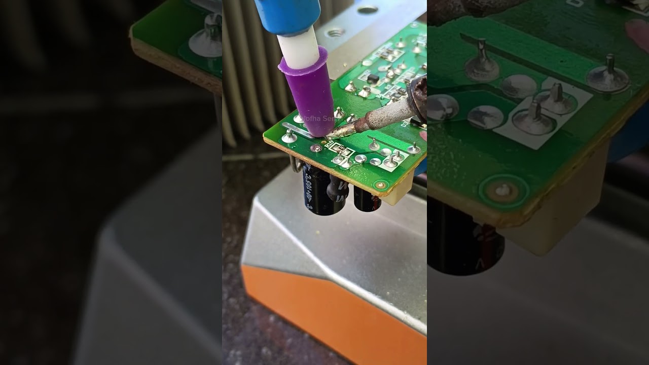 He Replaced the damaged electrolytic capacitor that had swollen #capasitor #desoldering #Repair