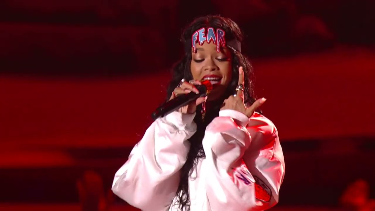 Eminem feat. Rihanna - 'The Monster' (Live @ MTV Movie Awards 2014)