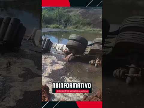 Carreta carregada com café cai em represa no município de Rio Bananal.