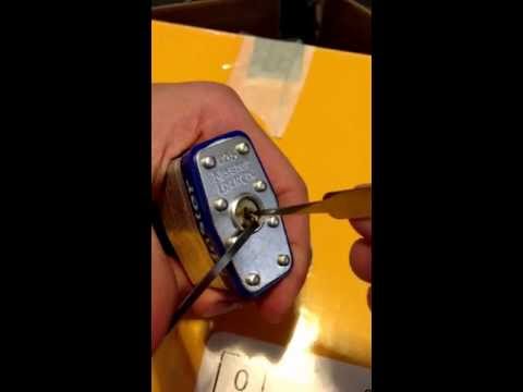 Master Lock MASTERLOCK Susisukanti trosinė dviračio spyna su vinilo apvalkalu ir 4 skaitmenų užraktu, juoda (Dydis: Mėlyna) video
