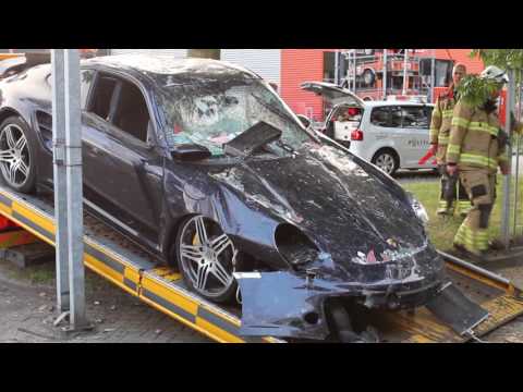 Porsche rijdt Carpetright in Arnhem binnen