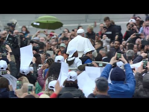 Francisco sube al papamóvil a 8 niños refugiados