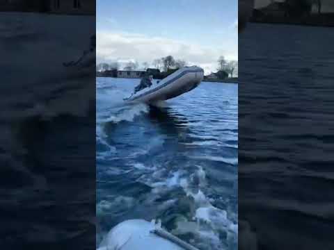 Jump met de boot #4pk #6pk #kapotpot #mercury #rubberboot #suzuki #varen