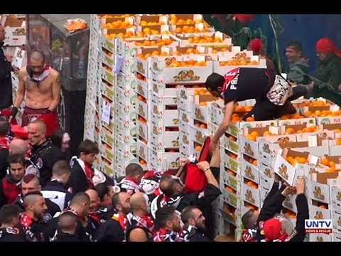 Rival teams battle in spectuacular medieval "Battle of the Oranges"