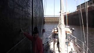 preview picture of video 'Primal Sail VIII: Mississippi River Burlington IA to Keokuk see 35+ drop in foot lock'