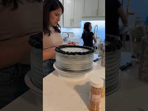 Made a cake last minute within a few hours #cakes #cakeshorts #cakestorytime #baking #cakedecorating