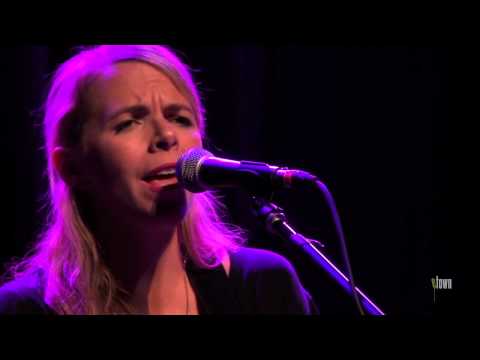 Aoife O'Donovan - "Beekeeper" (eTown webisode #425)