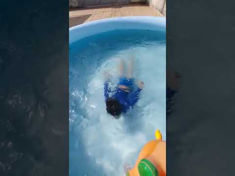 Pulando na piscina de plástico.