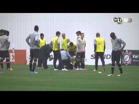 Paulinho se machuca no treino, levanta e faz golaço