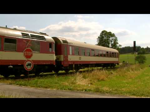 854 005 se Spěšným vlakem 1790 se rozjíždí z Červeného Kostelce