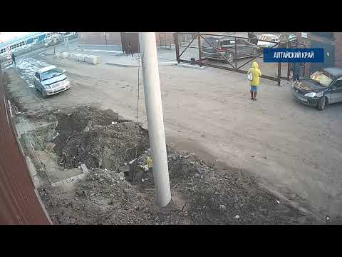 В Барнауле транспортные полицейские поймали прыгнувшую с высоты третьего этажа девушку