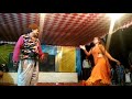 गले में लाल टाई घर में चारपाई तकिया की �