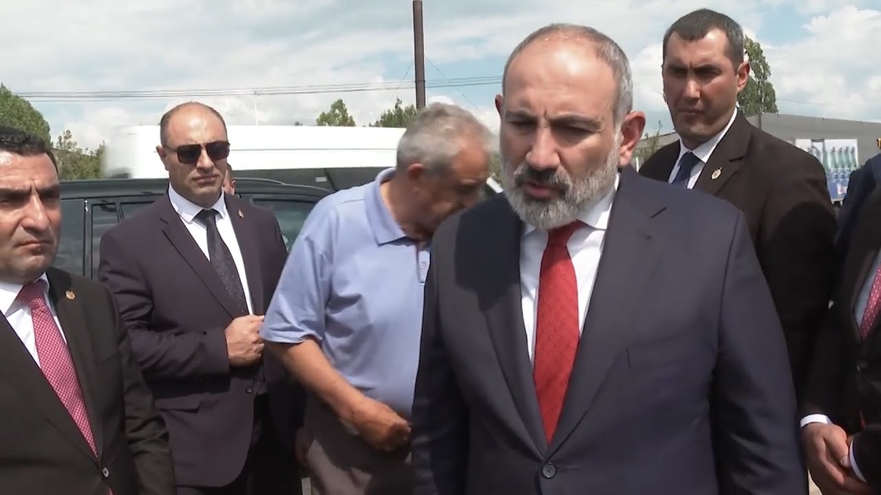 Էս խաչմերուկի ցուցանակն էնքան մաշած ա՝ մարդ վախենում ա էդ ճանապարհով գնա. Փաշինյան