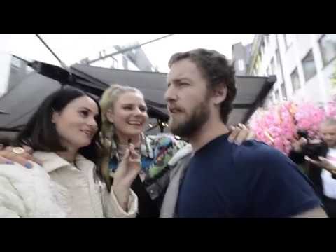 NISSE HALLBERG TATUERAR IN VÅRA NAMN