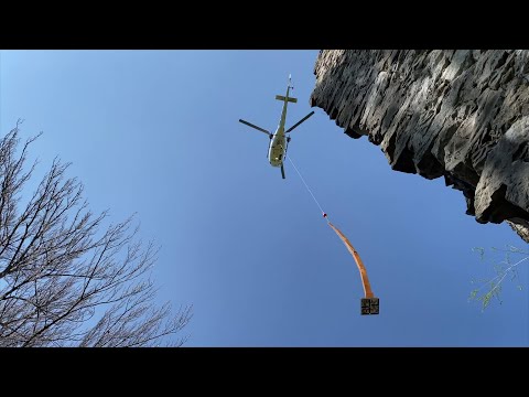 "Mittadinn": Neue Kunstinstallation auf Ruine Alt-Ems transportiert