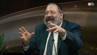 "הילד שלך לא חי בעולם כדי לספק לך נחת" • הרב יוסף יצחק ג'ייקובסון בשיחה אישית עם אבי רוזן (הרב יוסף יצחק ג'ייקובסון) - התמונה מוצגת ישירות מתוך אתר האינטרנט יוטיוב. זכויות היוצרים בתמונה שייכות ליוצרה. קישור קרדיט למקור התוכן נמצא בתוך דף הסרטון